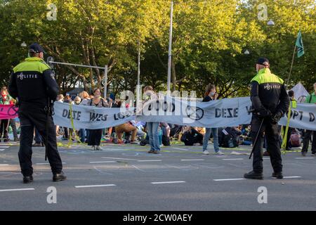 Polizei Männer Bewachen Die Demonstranten Die Rebellion Aussterben Demonstration An Amsterdam Süd Niederlande 21-9-2020 Stockfoto