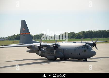 Eine US Air Force C-130 Hercules aus der Illinois Air National Guard 182nd Airlift Wing kommt bei der Sioux City, Iowa Air National Guard am 13. September 2020. Die C-130 transportiert im Rahmen eines Mobilitätstrainings während des Trainingswochenendes im September Flugzeuge und Fracht aus dem 185. Lufttankflügel von Sioux City. US Air National Guard Foto von Senior Master Sgt. Vincent De Groot Stockfoto