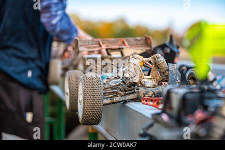 RC Elektro Buggy in Boxen nach Rennen auf einem schmutzigen Verfolgen Stockfoto