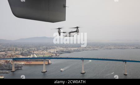 Ein US Marine Corps MV-22B Fischadler mit Marine Medium Tiltrotor Squadron 161, Marine Aircraft Group 16, 3rd Marine Aircraft Wing, begleitet einen anderen Fischadler während eines "Moto-Fluges" über den Pazifischen Ozean, Kalifornien, 10. September 2020. Der Moto-Flug bestand aus zwei Fischadlern, die in einer Anzeige der Kampfkraft und für Flugzeugvertraut abheben. (USA Marine Corps Foto von Lance CPL. Juan Anaya) Stockfoto