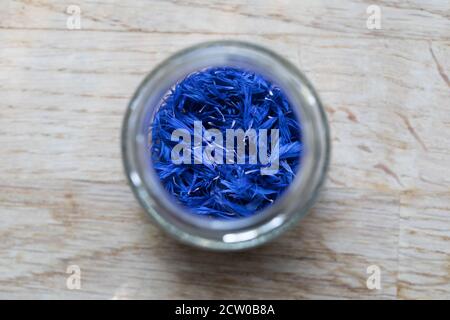 Getrocknete Blütenblätter aus Kornblume (Centaurea cyanus), die als Beilage für Salate, Kuchen und vieles mehr verwendet werden können. Stockfoto
