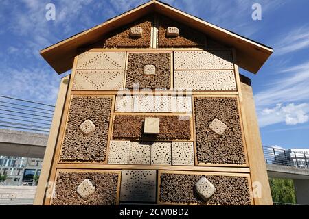 Bienenhotel für Solitärbienen Berlin City Stockfoto