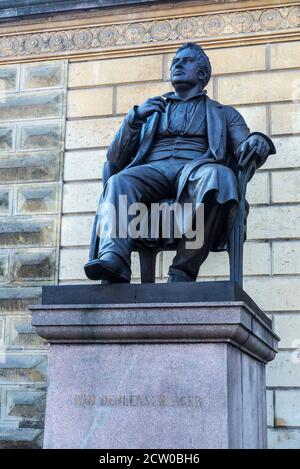 Statue von Adam Oehlenschlager auf dem Königlich Dänischen Theater in Kongens Nytorv, Kopenhagen, Dänemark Stockfoto