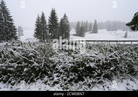 Bad Hindelang, Deutschland. September 2020. Ein Auto fährt durch die verschneite Landschaft im Stadtteil Oberjoch. Quelle: Karl-Josef Hildenbrand/dpa/Alamy Live News Stockfoto