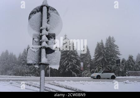 Bad Hindelang, Deutschland. September 2020. Ein Auto fährt durch eine verschneite Landschaft im Stadtteil Oberjoch. Quelle: Karl-Josef Hildenbrand/dpa/Alamy Live News Stockfoto