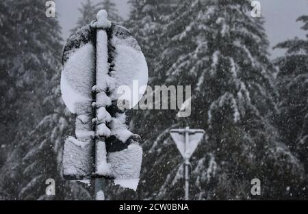 Bad Hindelang, Deutschland. September 2020. Verkehrsschilder sind im Ortsteil Oberjoch mit Schnee bedeckt. Quelle: Karl-Josef Hildenbrand/dpa/Alamy Live News Stockfoto