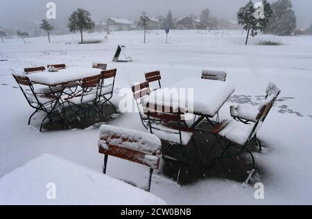 Bad Hindelang, Deutschland. September 2020. Tische und Stühle eines Biergartens sind im Stadtteil Oberjoch mit Schnee bedeckt. Quelle: Karl-Josef Hildenbrand/dpa/Alamy Live News Stockfoto