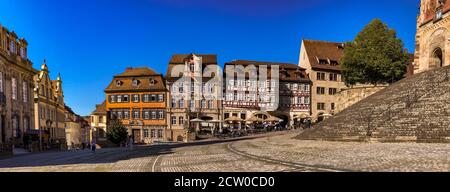 Auf dem Marktplatz von Schwäbisch Hall befindet sich die Kirche St. Michael mit der großen offenen Treppe Stockfoto