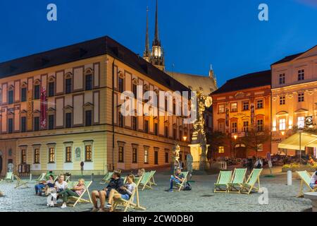 Brno (Brünn): Gemüsemarkt, Dietrichstein Palast, heute Moravske zemske muzeum (Mährisches Museum, links), Theater Divadlo Husa na provázku, Trinity Stockfoto