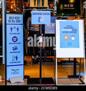 Nächster High Street Retailer Torway mit COVID-19 Sicherheitsrichtlinien für Sicherheit Von Kunden Und Mitarbeitern Stockfoto