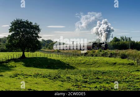 East Lancashire Railway, Bury Lancashire, 26. September 2020. Eine Dampfmaschine fährt aus dem Burrs Country Park Stop unter dem herrlichen Herbst blauen Himmel. Besucher treten zurück in die Zeit und genießen eine Fahrt durch die Landschaft von Lancashire mit der ehrenamtlich betriebenen Heritage Railway, die derzeit einen reduzierten Wochenenddienst betreibt. Kredit: Paul Heyes/ Alamy Live Nachrichten Stockfoto