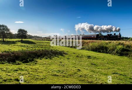 East Lancashire Railway, Bury Lancashire, 26. September 2020. Eine Dampfmaschine fährt aus dem Burrs Country Park Stop unter dem herrlichen Herbst blauen Himmel. Besucher treten zurück in die Zeit und genießen eine Fahrt durch die Landschaft von Lancashire mit der ehrenamtlich betriebenen Heritage Railway, die derzeit einen reduzierten Wochenenddienst betreibt. Kredit: Paul Heyes/ Alamy Live Nachrichten Stockfoto