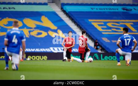 Nemanja Matic (Mitte) von Manchester United kniet beim Premier League-Spiel im AMEX Stadium in Brighton an der Seite von Miguel Bruno Fernandes. Stockfoto