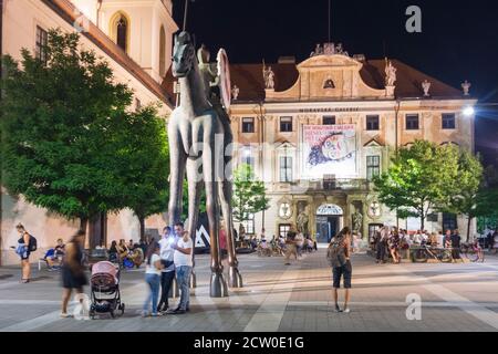 Brünn (Brünn): Reiterstatue "Mut", Mährischer Platz (Moravske namestí), Jan Krtitel Ernas barocker Kostel sv. Tomase (Kirche St. Thomas), Mor Stockfoto