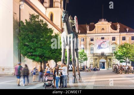 Brünn (Brünn): Reiterstatue "Mut", Mährischer Platz (Moravske namestí), Jan Krtitel Ernas barocker Kostel sv. Tomase (Kirche St. Thomas), Mor Stockfoto