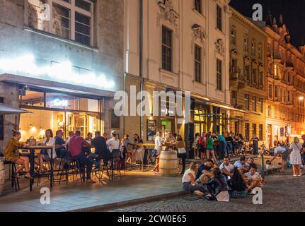 Brno (Brünn): Restaurant im Freien auf der Straße Behounska, Menschen sitzen auf der Straße in der Altstadt, Jihomoravsky, Südmähren, Südmähren, Tschechisch Stockfoto