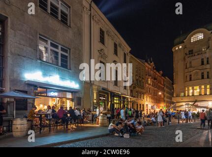 Brno (Brünn): Restaurant im Freien auf der Straße Behounska, Menschen sitzen auf der Straße in der Altstadt, Jihomoravsky, Südmähren, Südmähren, Tschechisch Stockfoto