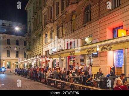 Brno (Brünn): Restaurant im Freien auf der Straße Behounska, Menschen sitzen auf der Straße in der Altstadt, Jihomoravsky, Südmähren, Südmähren, Tschechisch Stockfoto