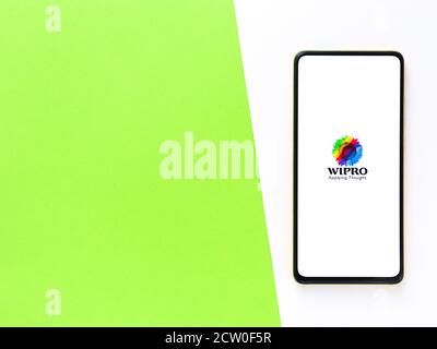Assam, indien - September 24, 2020 : Wipro Logo auf Handy-Bildschirm Stock Bild. Stockfoto