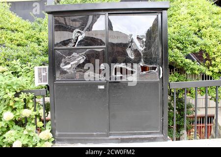 Louisville, Kentucky, USA. September 2020. Ein Protestor zerschlug Glas am Kiosk im galt House Hotel, Louisville, als fast tausend friedliche Demonstranten vorbeigingen. Quelle: Amy Katz/ZUMA Wire/Alamy Live News Stockfoto