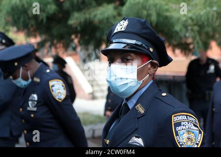 NEW YORK, NEW YORK: 25. SEPTEMBER 2020- New York City Polizeibeamter in 308 West 128 Street, Manhattan, in Anerkennung des National Day of Remembrance for Murder Victims in der Harlem Sektion von New York City am 25. September 2020. Bildnachweis: Mpi43/MediaPunch Stockfoto