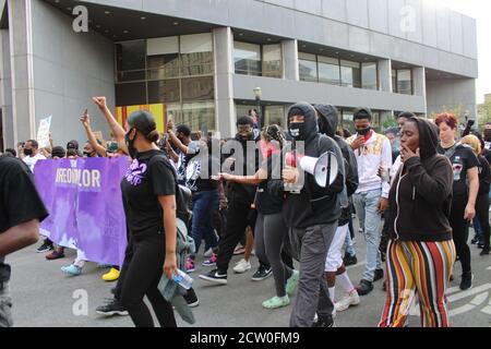 Louisville, Kentucky, USA. September 2020. Friedlicher Protest & Marsch oder Breonna Taylor, beginnend am Jefferson Square Park um 17:00 Uhr und endend an der Main Street, als die Polizei erklärte, dass es eine rechtswidrige Versammlung und eine Festnahme, weil "Demonstranten gingen in der streetÃ Credit: Amy Katz/ZUMA Wire/Alamy Live News Stockfoto