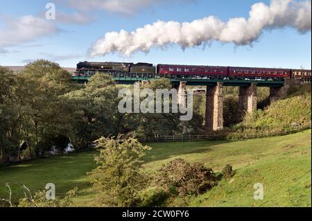 Clapham, North Yorkshire, Großbritannien. September 2020. Dampflokomotive 'British India Line' mit dem Lune Rivers Trust 'Spirit of the Lakes' Zug in Clapham Viaduct, North Yorkshire. Der Zug machte einen Tagesausflug von Carnforth nach Scarborough und zurück. Quelle: John Bentley/Alamy Live News Stockfoto