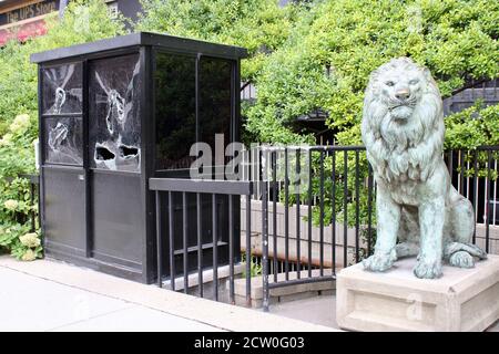 Louisville, Kentucky, USA. September 2020. Ein Protestor zerschlug Glas am Kiosk im galt House Hotel, Louisville, als fast tausend friedliche Demonstranten vorbeigingen. Quelle: Amy Katz/ZUMA Wire/Alamy Live News Stockfoto