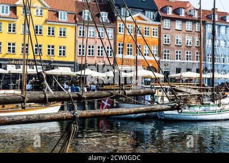 Kopenhagen, Dänemark - 27. August 2019: Alte hölzerne Segelboote, die an einem Kanal in Nyhavn, Kopenhagen, Dänemark, festgemacht sind Stockfoto