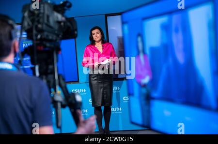 München, Deutschland. September 2020. Dorothee Bär (CSU), Staatsministerin für Digitalisierung, ist auf der virtuellen CSU-Parteikonferenz in der CSU-Staatsführung auf der Bühne. Dies ist bereits die zweite Parteikonferenz, die die CSU seit Beginn der Corona-Pandemie nur noch im Internet abgehalten hat. Quelle: Sven Hoppe/dpa-Pool/dpa/Alamy Live News Stockfoto