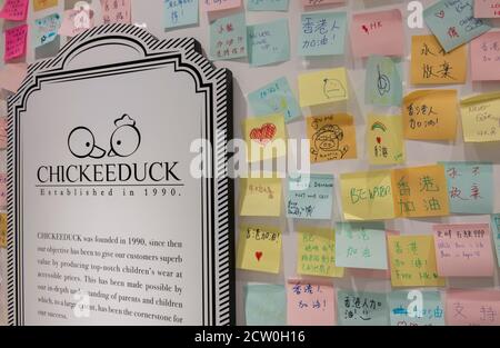 HONGKONG, HONGKONG SAR, CHINA: 26. SEPTEMBER 2020.Protest Post-it-Notizen schmücken die Wände im Kindergeschäft Chickeeeduck. Viele der Sätze, von denen jetzt nach dem nationalen Sicherheitsgesetz verboten sind. Der Laden wurde von den Besitzern des Einkaufszentrums K11 Musea mit einem einstweiligen Auftrag erteilt. Der Befehl fordert die Beseitigung eines Staates von Lady Liberty, der Hongkonger Göttin der Demokratie. Chickeeduck-Gründer und CEO Herbert Chow Siu-lung, ein Aktivist, hat die Statue zwischen mehreren seiner Filialen verschoben, um dem Gesetz einen Schritt voraus zu sein. Quelle: Jayne Russell/Alamy Live News Stockfoto