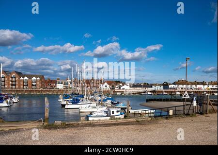 Blick auf Arun Yacht Club Marina mit Booten und Yachten an einem schönen Spätsommertag festgemacht. Stockfoto