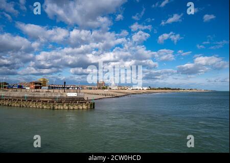 Blick auf Littlehampton Seafront und den Eingang zum Fluss Arun an einem ruhigen und warmen Tag. Stockfoto