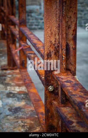 Geländer vom Meereswind verrostet. Stockfoto