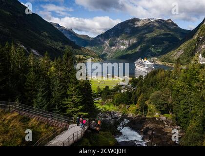 Editorial 09.07.2019 Geiranger Norwegen Geiranger Fjord am Sommertag vom Hang aus gesehen mit einem Kreuzfahrtschiff im Hafen, Norwegen Stockfoto