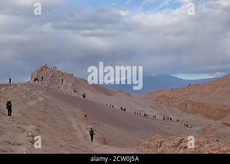 Touristen wandern über die Mondlandschaft des Salzes verkrustet Valle de la Luna, Atacama Stockfoto