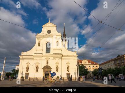 Brno (Brünn): Mährischer Platz (Moravske namestí) , Jan Krtitel Ernas barocker Kostel sv. Tomase (St. Thomas Kirche) in der Altstadt, Jihomoravsky, Südlä Stockfoto