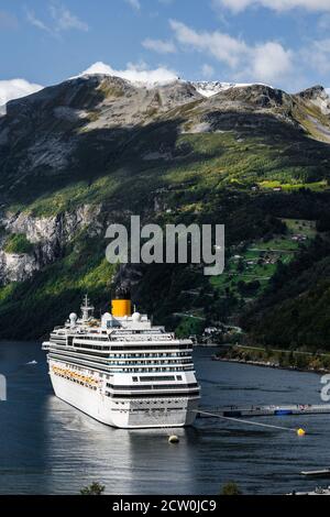 Editorial 09.07.2019 Geiranger Norwegen Costa Pacifica im Hafen von Geiranger Im großen Fjord an einem sonnigen Sommertag Stockfoto