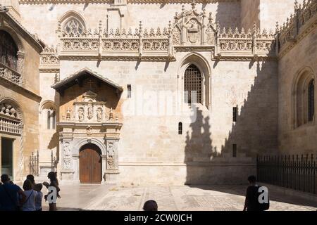 Granada,Spanien-11. august 2017:Spaziergang in Granada in der Nähe der Kathedrale an einem sonnigen Tag. Stockfoto