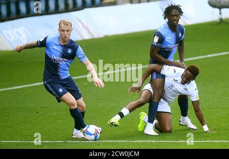 Jamal Lowe (rechts) von Swansea City fordert Jack Grimmer von Wycombe Wanderers (links) während des Sky Bet Championship-Spiels im Adams Park, Wycombe, heraus. Stockfoto