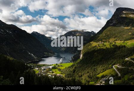 Geiranger Fjord vom Hang aus gesehen am Sommertag mit einem Kreuzfahrtschiff im Hafen, Norwegen Stockfoto