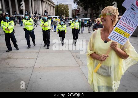 London, Großbritannien. September 2020. Unite for Freedom Demonstranten versammeln sich am Trafalgar Square, um den Coronavirus Act, der sechs Monate zuvor verabschiedet wurde, anzufechten. Am 23. März wurde eine Sperre verhängt, um die Ausbreitung von COVID19 zu verhindern. Die Beschränkungen wurden im Laufe des Sommers gelockert, aber in den letzten Wochen nimmt die Zahl der neuen Fälle zu, wodurch die Regierung der Hotellerie eine Ausgangssperre auferlegt hat, um die Ausbreitung des Virus zu verhindern. Kredit: Andy Barton/Alamy Live Nachrichten Stockfoto