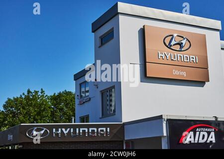 Berlin, Deutschland - 17. September 2020: Schilder der Automarke Hyundai an einer Straße in Berlin, Deutschland. Stockfoto