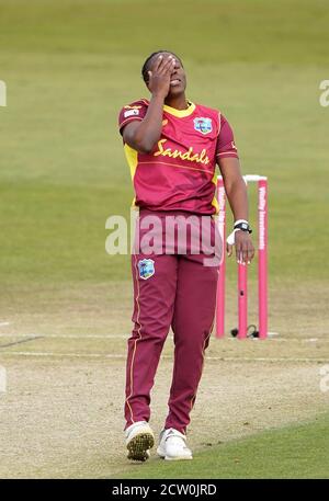 West Indies Shakera Selman wird beim dritten Vitality IT20-Match im Incora County Ground, Derby, niedergeschlagen. Stockfoto