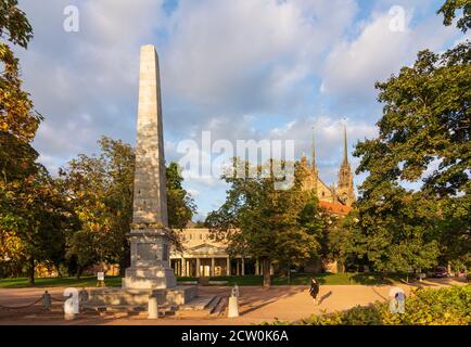 Brno (Brünn): Denis-Gärten (Denisovy sady), Kolonnade, 1818 Obelisk zum Gedenken an das Ende der Napoleonischen Kriege, Kathedrale St. Peter und Paul in Stockfoto