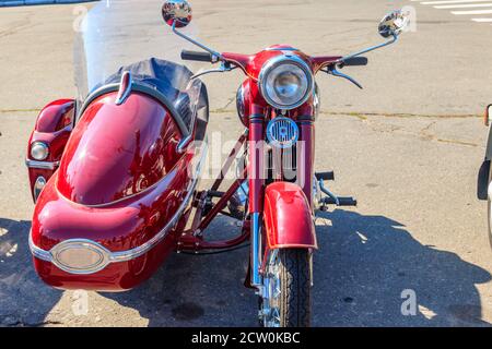 Tricar im Retro-Look. Dreirädrige Motorrad auf der Straße der Stadt Stockfoto