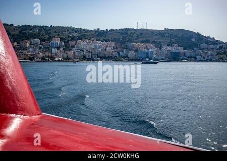 Adria Blick auf Saranda Stadt und Resort, Albanien, von der Fähre, die nach Korfu, Kerkira, Griechenland segelt gesehen Stockfoto