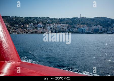 Adria Blick auf Saranda Stadt und Resort, Albanien, von der Fähre, die nach Korfu, Kerkira, Griechenland segelt gesehen Stockfoto