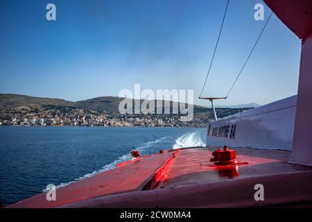 Adria Blick auf Saranda Stadt und Resort, Albanien, von der Fähre, die nach Korfu, Kerkira, Griechenland segelt gesehen Stockfoto