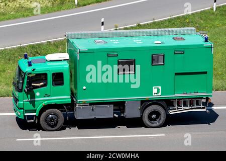 Deutsche Bundespolizei Mercedes-Benz Atego LKW auf Autobahn. Stockfoto